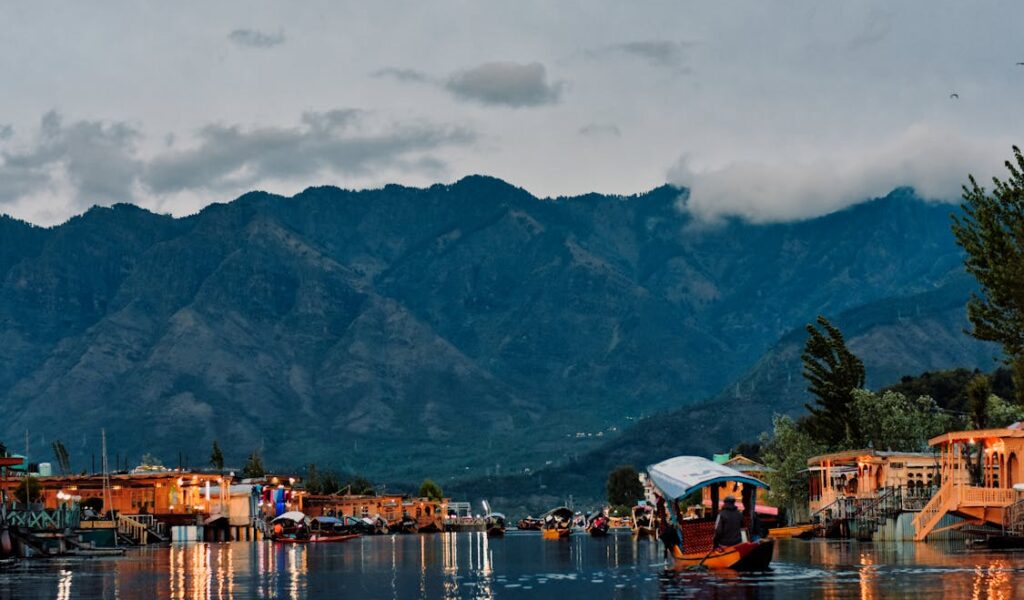 free-photo-of-dal-lake-in-srinagar-jammu-and-kashmir-india